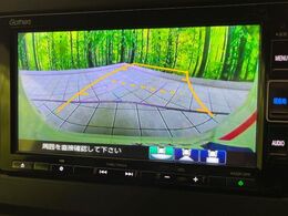 【バックカメラ】駐車時に後方がリアルタイム映像で確認できます。大型商業施設や立体駐車場での駐車時や、夜間のバック時に大活躍！運転スキルに関わらず、今や必須となった装備のひとつです！