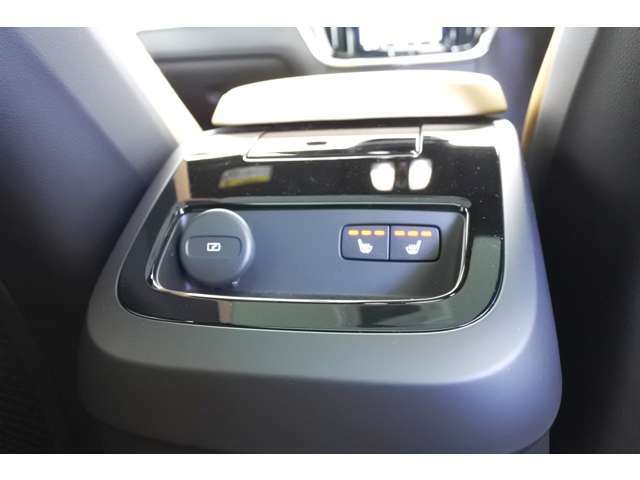 シートヒーターはフロントシートだけでなくリアシートにも装備されています。　携帯電話の充電用にUSB TypeCのコンセントも備わっています