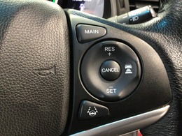 【アダプティブ・クルーズ・コントロール】予め設定した車速内でクルマが自動的に加減速。 前走車との適切な車間距離を維持しながら追従走行し、高速道路でのドライバーの疲労を軽減してくれる嬉しい機能付♪