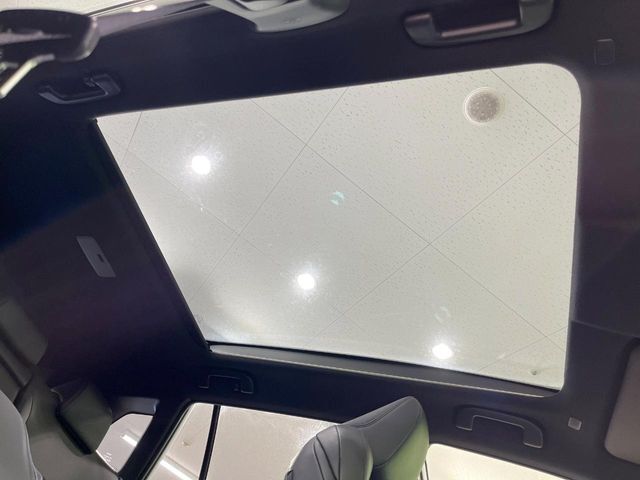 【ガラスルーフ】ガラスルーフ搭載で車内の解放感が一気にアップ！開放的なドライブをお楽しみいただけます。
