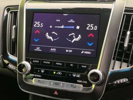 【メーカー純正ナビ】インテリアに溶け込むスタイリッシュな「専用設計」メーカーナビを装備♪視認性や操作性など基本性能にも優れ、より上質なカーライフをお楽しみいただけます。