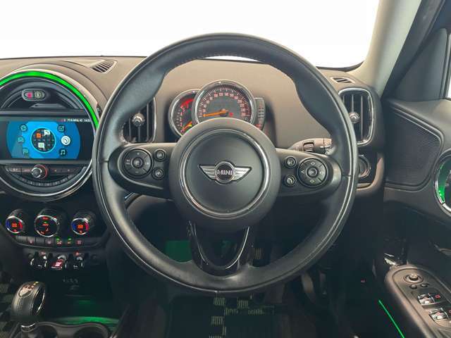 LIBERALAのコンセプトは【五感で較べる】。皆様の感性を頼りにお車選びをされてみてはいかがでしょうか。