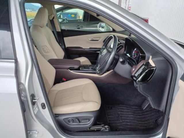 WECARSでは各商談席に大型モニターをご用意しております！見やすい大画面でゆったりと全国の在庫をご覧いただけます！是非ご来店お待ちしております！