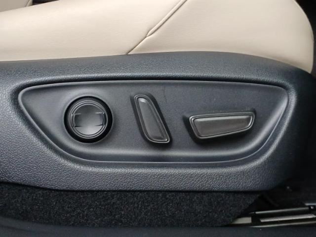 WECARSの展示場では実際に見て、触ってお車をお選びいただけます！知識の豊富な営業スタッフが様々なカーライフをご提案いたします！