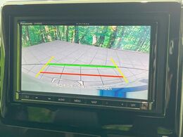 【バックカメラ】駐車時に後方がリアルタイム映像で確認できます。大型商業施設や立体駐車場での駐車時や、夜間のバック時に大活躍！運転スキルに関わらず、今や必須となった装備のひとつです！