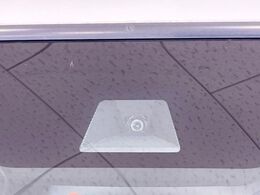 【ホンダセンシング】走行中に前方の車両等を認識し、衝突しそうな時は警報とブレーキで衝突回避と被害軽減をアシスト。より安全にドライブをお楽しみいただけます。