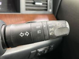 【オートライト】周りの明るさに応じて自動でヘッドライトの点灯・消灯ができる機能です！ライトの付け忘れ・消し忘れなどが無くなり、雨の日や夕方の走行も安心！トンネル通過時も便利ですね♪