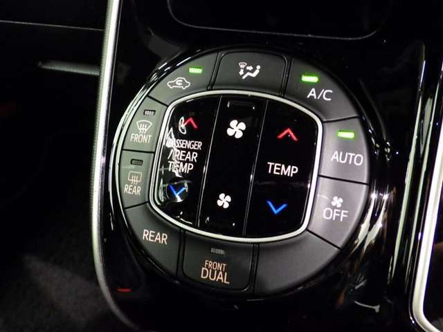 運転席・助手席・独立型オートエアコン。運転手とパートナー別々の温度設定が出来快適なドライブが楽しめます！！