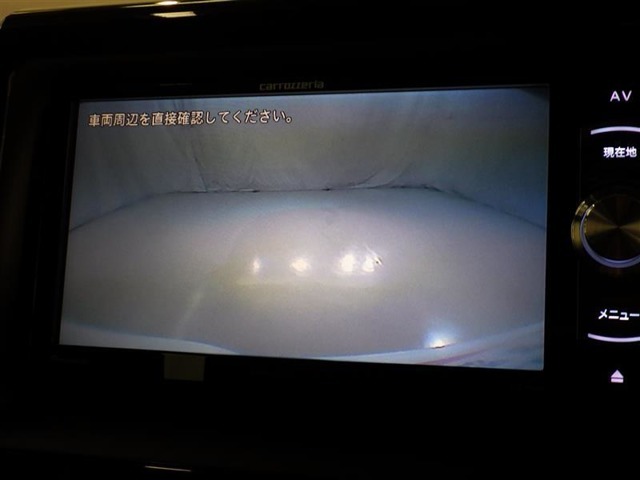 バックモニターも装備しております。バックギアに入れるとナビ画面に車の後方が映し出されます。これで後方確認も安心！