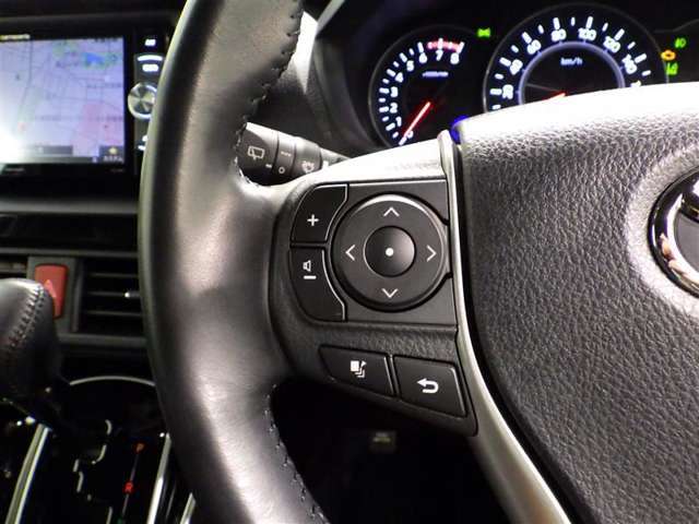 ステアリングスイッチ装備！運転しながら手元でオーディオの操作などができます。