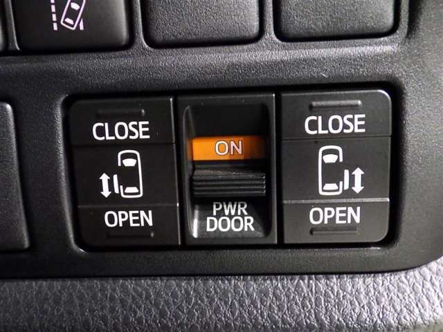 両側電動スライドドアで狭い所でも乗り降り楽々です！