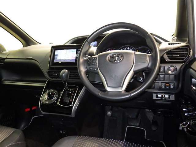 運転の際、常に目にする部分だけにシックで飽きのこないデザインが良いですね。