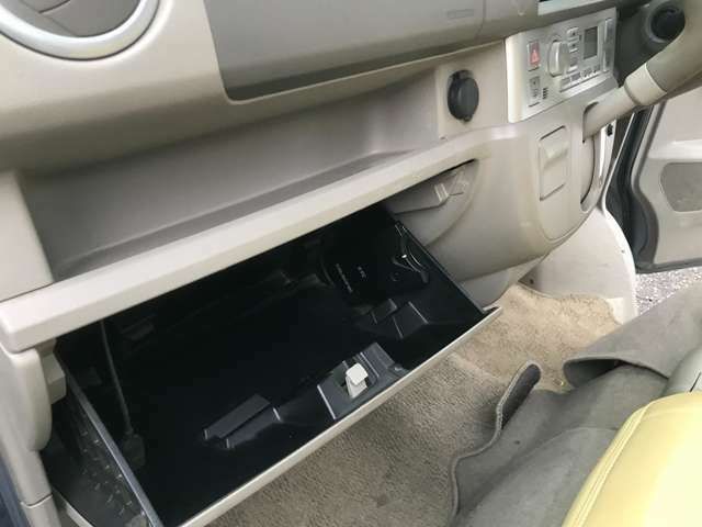 車内の収納スペースも充実しています。