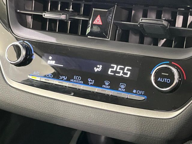 【オートエアコン】一度お好みの温度に設定すれば、車内の温度を検知し風量や温度を自動で調整。暑い…寒い…と何度もスイッチ操作をする必要はありません。快適な車内空間には必須の機能ですね♪