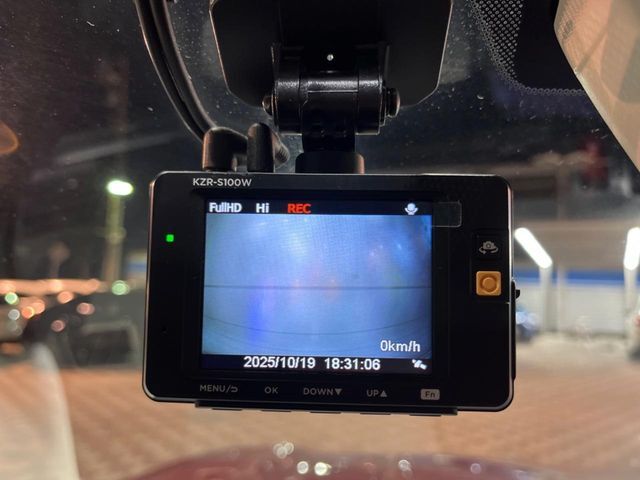 【ドライブレコーダー】安心・安全なカーライフに必須のドライブレコーダーを装備！走行中はもちろん、あおり運転や事故に遭遇した際の状況も映像で記録し、万一のリスクに備えます。