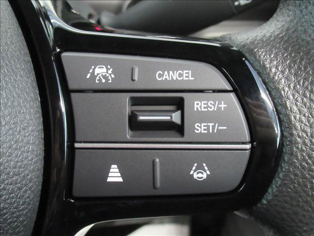 【アダプティブクルーズコントロール】予め設定した速度で定速走行。先行車に近づいたら、システムが先行車との距離や速度差を測定し、自動的に加減速。適切な車間距離を維持しながら追従走行します。
