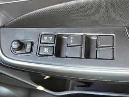 【パワーウィンドウ】運転席についている窓のスイッチは各窓の開閉をボタン一つで行うことができます。