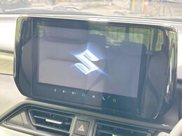 【ディスプレイオーディオ】視認性が高いディスプレイ付きオーディオを装備♪操作性も良好で直感的なソース選択が可能です。バックカメラを接続すれば後退時のカメラ画像もチェックでき便利！