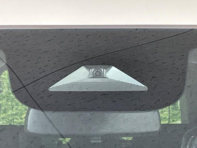 【ホンダセンシング】走行中に前方の車両等を認識し、衝突しそうな時は警報とブレーキで衝突回避と被害軽減をアシスト。より安全にドライブをお楽しみいただけます。