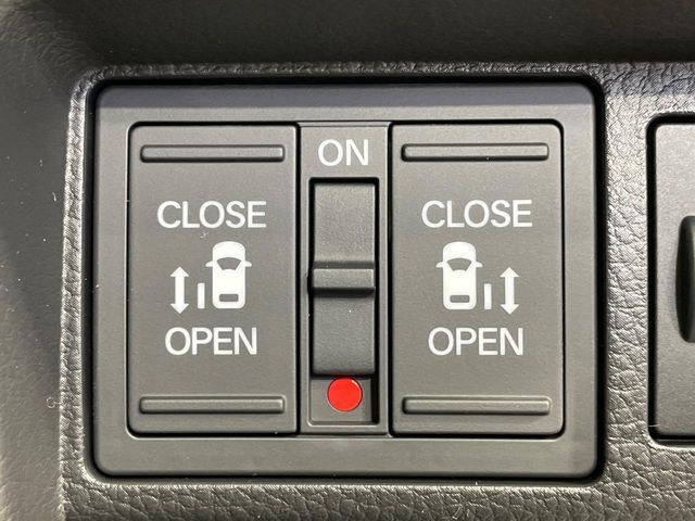 【両側パワースライドドア】スマートキーや運転席のスイッチで後席両側スライドドアの開閉が可能♪電動だから力を入れてドアを開ける必要が無く、小さなお子様でも簡単に開け閉めでき快適です♪