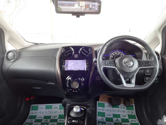 インパネ全体画像になります。窓が広く視界もよく見えますね！