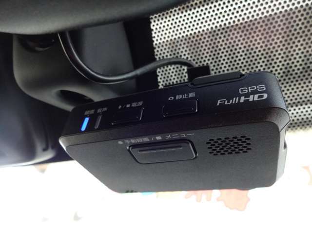ドライブレコーダー本体になります。