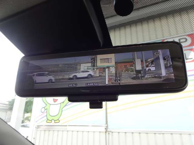 スマートルームミラー画像になります。リアシートに人が乗ってる時やトランクに荷物がたくさん積んでルームミラーが使えないときに便利なオプションです！