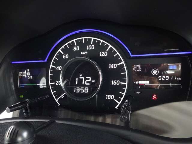 メーターになります。外気温度計や平均燃費等様々な情報を表示致します。