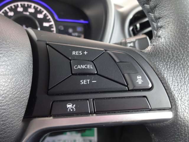 クルーズコントロールスイッチです。セットするとアクセル操作無しで一定の速度をキープ！高速道路で便利なアイテムです！