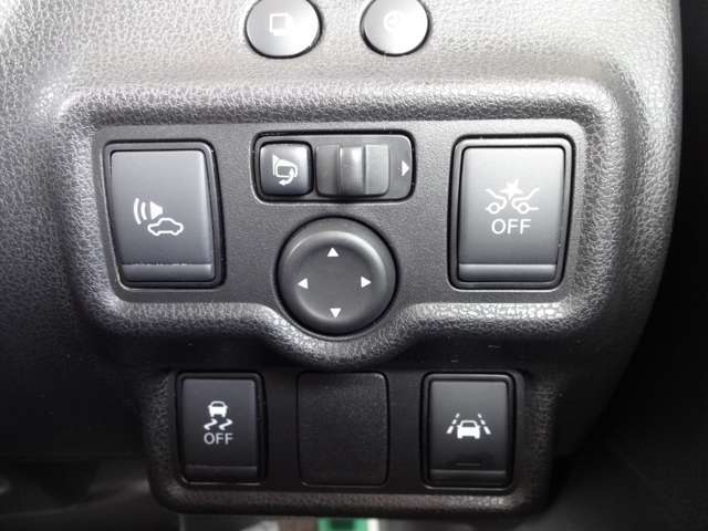 エマージェンシーブレーキ・車線逸脱警報・横滑り防止スイッチです。