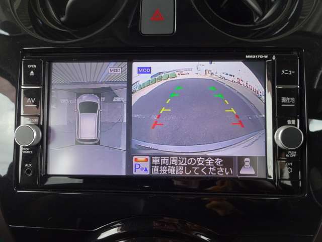アラウンドビューモニター画像になります。4方向のカメラ画像を合成をし、上から見たような画像にしバック駐車時の死角を無くします。