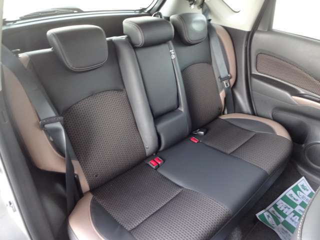 後部座席シートは目立つ様な大きな汚れ・ヘタリ・破れ等は御座いません。