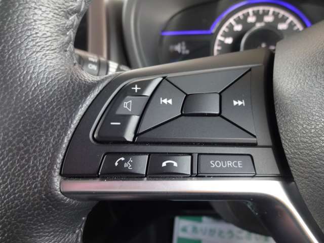 オーディオコントロールスイッチです。ボリューム・選曲が手元で出来ます。
