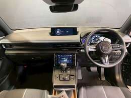 【運転席インテリアデザイン】左右対称のインテリアデザインでドライバーを包み込み運転に集中できるように設計されています。