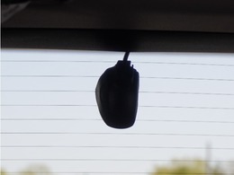 この車にはリアにもドライブレコーダーを装備しております◆映像・音声などを記録する自動車用の装置です。　もしもの事故の際の記録はもちろん、旅行の際の思い出としてドライブの映像を楽しむことができます。