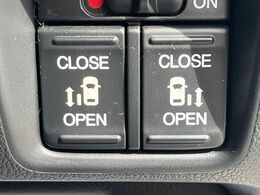 【両側パワースライドドア】スマートキーや運転席のスイッチで後席両側スライドドアの開閉が可能♪電動だから力を入れてドアを開ける必要が無く、小さなお子様でも簡単に開け閉めでき快適です♪