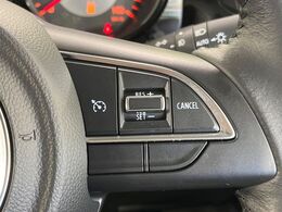 【クルーズコントロール】高速道路もラクラク走行。アクセルを離しても一定速度で走行ができ、長距離運転時の負担を軽減！加速・減速も簡単なスイッチ操作で調整できます。
