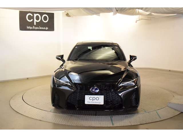 こちらのお車は、CPO（Certified Pre-Owned＝認定中古車）となります。厳しいレクサス基準をクリアした認定中古車をさします。