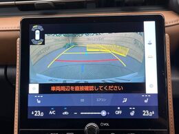 【バックカメラ】駐車時に後方がリアルタイム映像で確認できます。大型商業施設や立体駐車場での駐車時や、夜間のバック時に大活躍！運転スキルに関わらず、今や必須となった装備のひとつです！