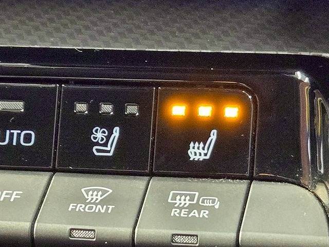 【シートヒーター＆シートクーラー】高級車にふさわしい快適装備で、夏場は座面から涼しい風が、冬場は身体の芯からポカポカになりますね。