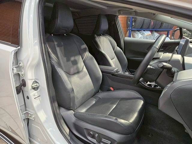 各ブランドのシートカバー取り扱っております、また弊社オリジナルフロアマットもございます。自慢の愛車をアレンジしましょう☆