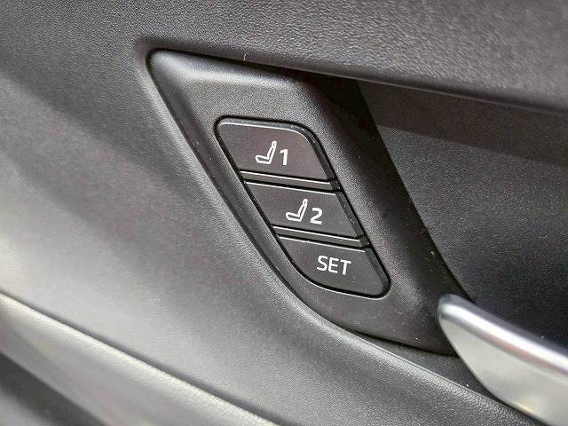 【メモリー機能付きパワーシート】細かな調整ができますので、お好みのシートポジションでメモリー。あとはボタンを押すだけでOKです。