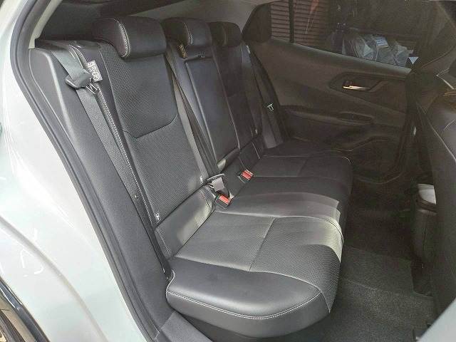 セカンドシートは大人二人が乗っても十分なスペースが確保されております。各種「室内除菌抗菌コーティング」「室内クリーニング」も取り揃えておりますよ。