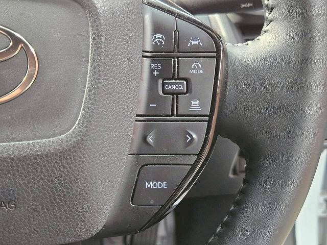 【アダプティブクルーズコントロール】高速走行時に前方のお車を追従してくれるので、長距離ドライブの疲労は大きく軽減されます。