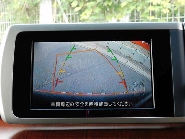 バックカメラがあれば後方の視野をカバーしてくれるので、安心・安全が確保できます。後退駐車のサポートにかかせないアイテムです！