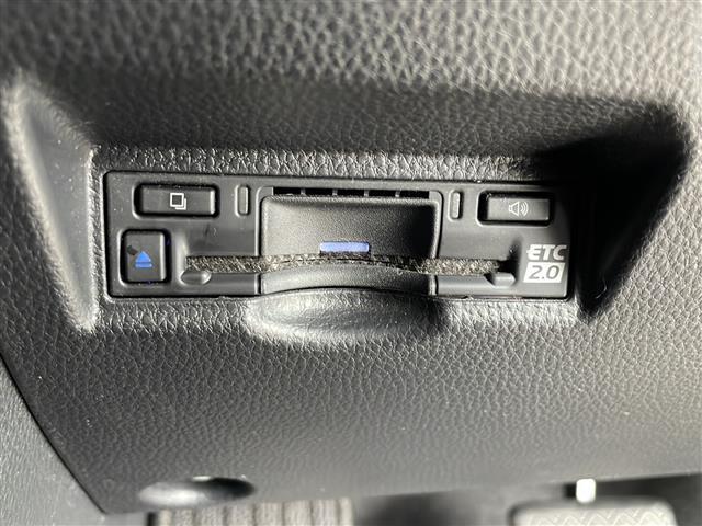 【ETC】有料道路を利用する際に料金所で停止することなく通過できる、ETC車載器（ノンストップ自動料金収受システム機器）が装備されています。セットアップを行うことで利用可能になります。
