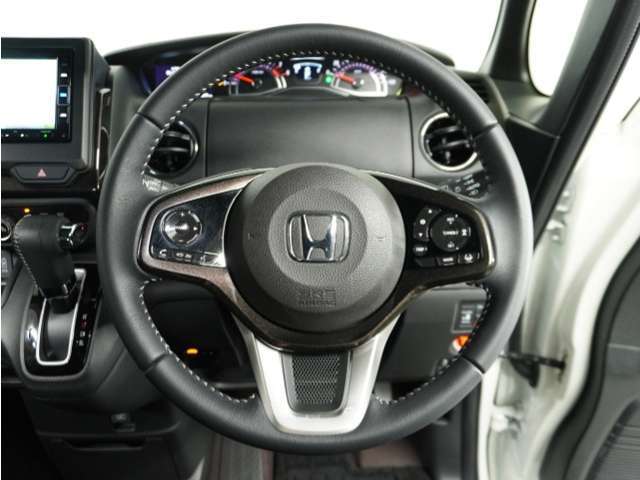 【Honda SENSING】 カメラ等装置で精度の高い検知能力を発揮、安全運転を支援します。ステアリング上のコントローラーに注目！