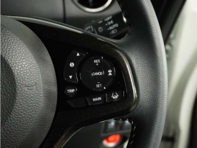 【アダプティブクルーズコントロール】予め設定した車速内でクルマが自動的に加減速。前走車との適切な車間距離を維持しながら追従走行します。【LKAS】車線維持支援システムでステアリング操作を支援。