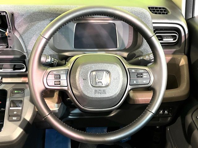 インテリアに合わせたデザインのステアリングは、運転される方のことも考え、運転しやすい形状、大きさです。是非一度、実際に触ってお確かめください。