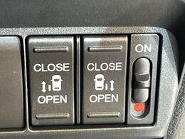 【両側パワースライドドア】スマートキーや運転席のスイッチで後席両側スライドドアの開閉が可能♪電動だから力を入れてドアを開ける必要が無く、小さなお子様でも簡単に開け閉めでき快適です♪
